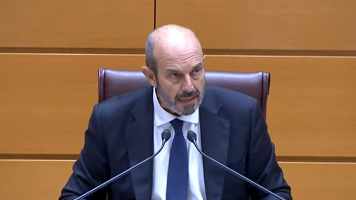 Un micrófono abierto en el Senado cuela en el pleno esta frase del presidente, del PP: "Les importa tres..."