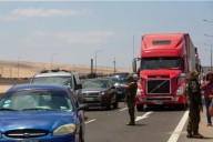 Decenas de migrantes varados al intentar salir de Chile: no les permiten entrar a Perú