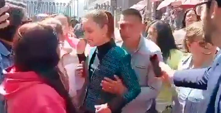 Acosan a Sheinbaum en el Zócalo; ella mantiene la calma [VIDEO]