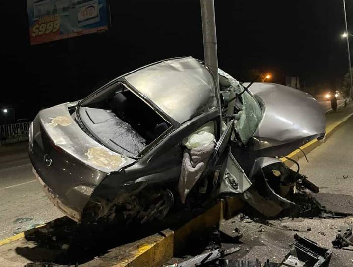 En Cuauhtémoc conductor choca contra señalamiento, base de concreto y un arbotante; tres heridos