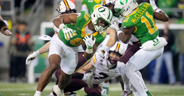 Dante Moore throws for 2 touchdowns and No. 7 Oregon routs Minnesota 42