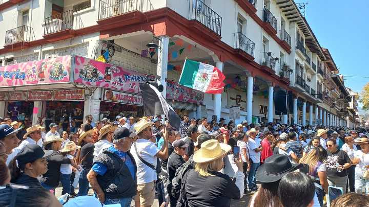 Miles personas salieron a las calles de Uruapan para exigir paz tras el crimen de Carlos Manzo