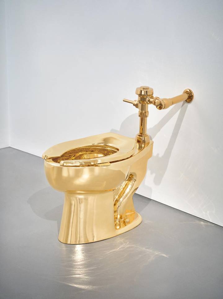 Un inodoro de oro del artista Maurizio Cattelan se vende por 12,1 millones en subasta