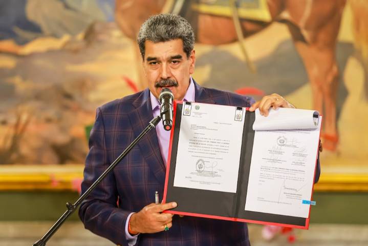 Nicolás Maduro ordena crear comandos de defensa en caso de ‘lucha armada’ ante despliegue de EE. UU.