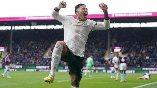 Enzo Fernández anotó en el triunfo del Chelsea, que venció 2-0 al Burnley y quedó como escolta