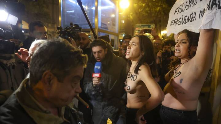 Un hombre agrede a las activistas de Femen que irrumpieron con el pecho descubierto en la misa por Franco