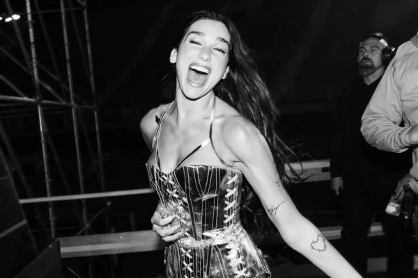 Dua Lipa homenajea a Shakira con 'Antología' en Colombia