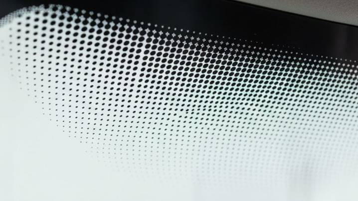 Pocos lo saben: para qué sirven los puntitos negros en los bordes del parabrisas