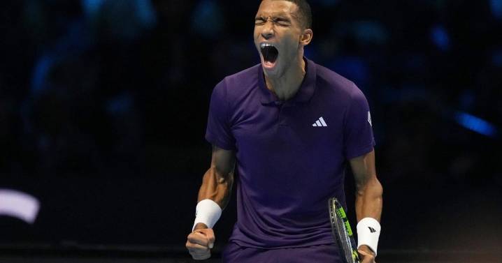 Auger-Aliassime keeps last-four hopes alive by rallying to beat Shelton at ATP Finals