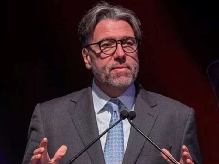 Como en el recital de Coldplay, pero por Zoom: un CEO casado renunció tras ser visto con una compañera frente a todos los empleados