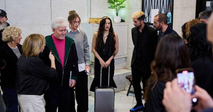 Rosalía y sus vecinos de 'La Revuelta', entre Almodóvar, Estopa, Broncano o Carmena