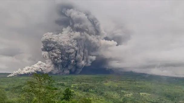 Así fue la impresionante erupción del volcán Semeru