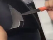 Titsa no da crédito por lo que hace una joven con un cuchillo dentro de la guagua en Tenerife