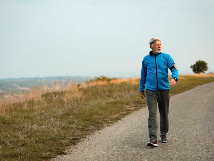 Qué significa mover los brazos al caminar