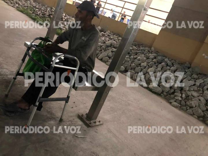 Hombre ebrio causa alarma en centro comercial de Monclova