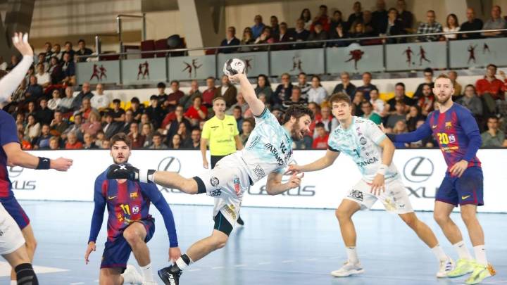 Un Ademar León de dos caras cae con el Barça en un Palacio abarrotado