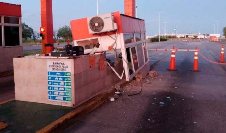 Un camión destruyó una cabina de peaje en Desaguadero