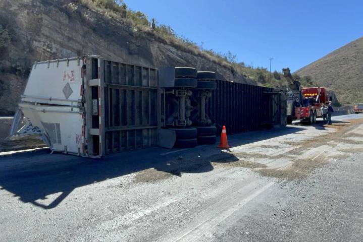 Doble accidente de tráileres en Los Chorros afecta la autopista; uno vuelca y el otro tira su carga