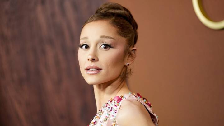 Gov Ball 2025: Ariana Grande enamora con el vestido rosa ideal para una cena elegante