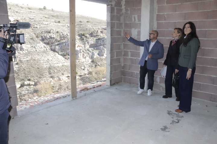 Firma del inicio de las obras de la fase final de cuatro viviendas para trabajadores en Gúdar