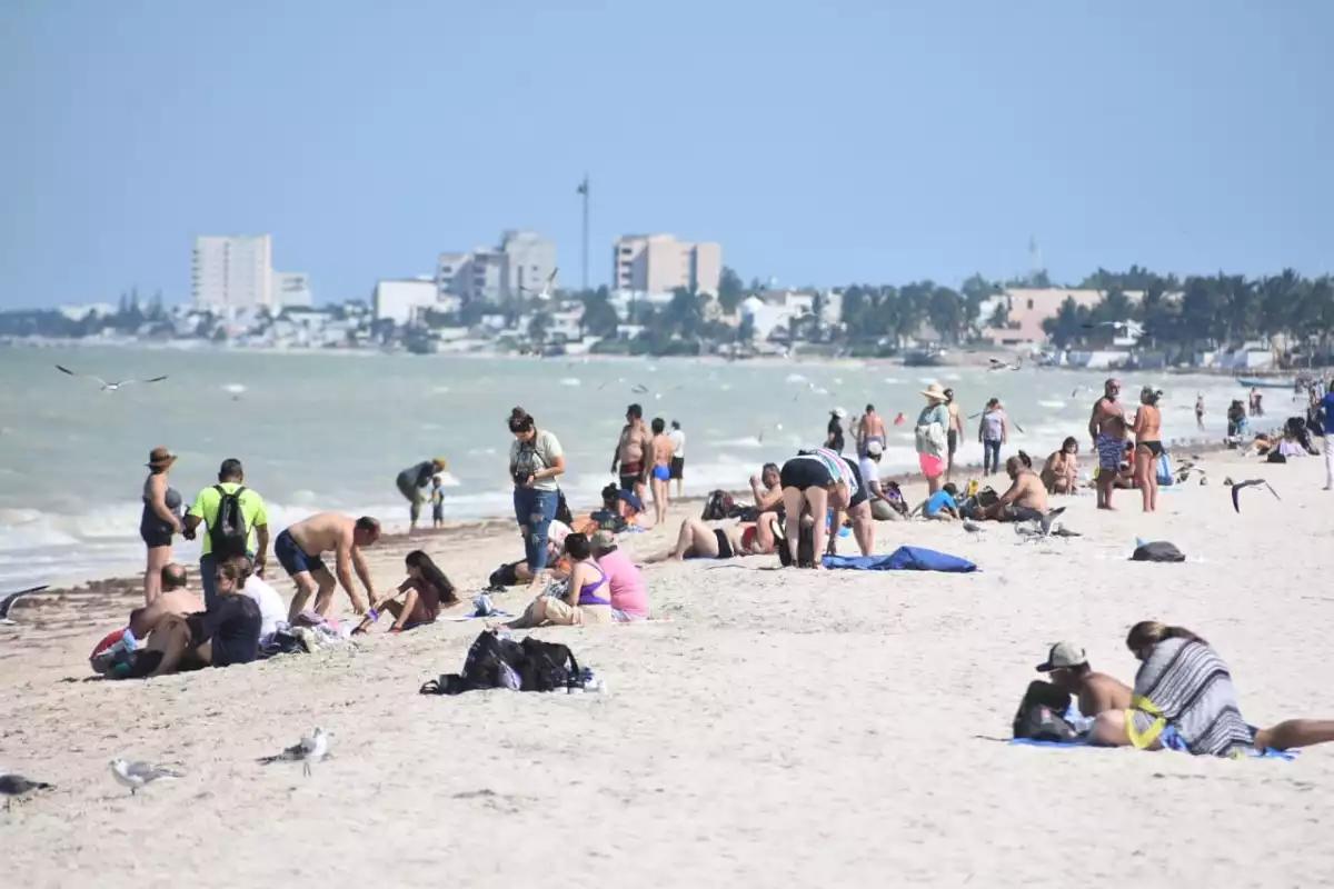 Más de dos mil turistas abarrotan el malecón de Progreso con la llegada del crucero Disney Magic
