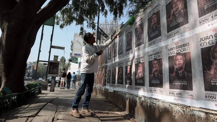 Wildposting: el oficio de pegar carteles en la Ciudad de México