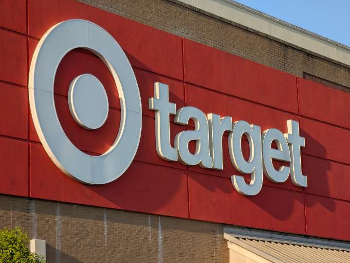 Target rebaja los precios de miles de artículos para promover las ventas en declive