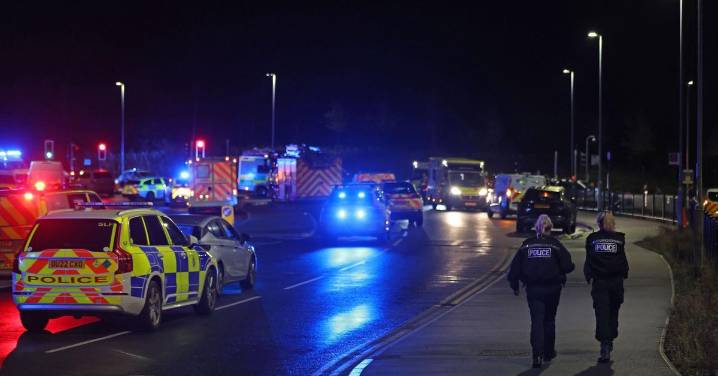 Un apuñalamiento múltiple en un tren en Huntingdon, Reino Unido, deja dos heridos en estado crítico