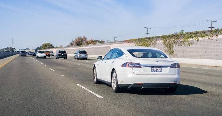 What is the percentage of electric cars in the US?