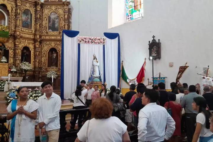 Realizan la tradicional bajada de Nuestra Señora de Izamal, Reina y Patrona de Yucatán