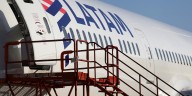 Pasajeros de aerolínea Latam en Colombia pueden ver retrasos en los vuelos debido a paro de pilotos: “No existe fecha definida”