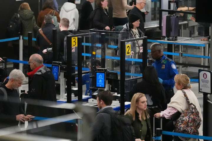 TSA officers who demonstrated exemplary service during shutdown offered $10,000 bonuses