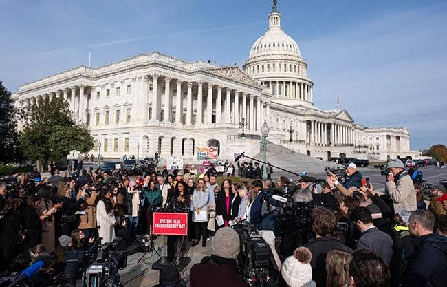 Cámara Baja de EU aprueba forzar la publicación de los documentos de Epstein