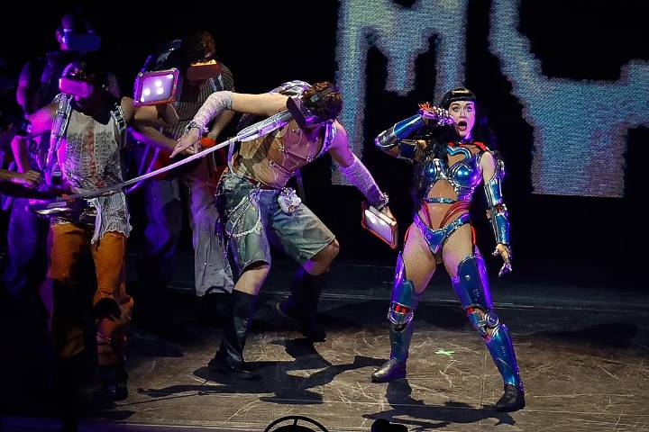Katy Perry y su concierto de videojuego: acrobacias, láseres y diversión posadolescente