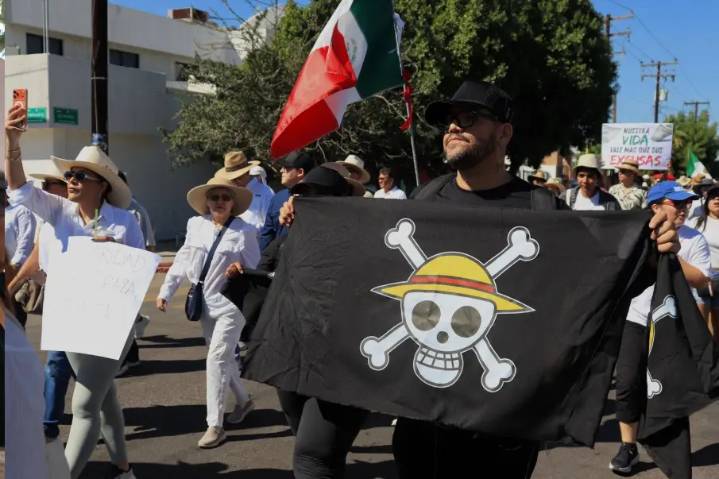 Generación Z marcha en La Paz: jóvenes avanzan del kiosco del Malecón al Palacio de Gobierno entre consignas, banderas de One Piece y un inédito cierre con rejas en la explanada