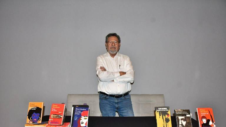 Reconocen al escritor Élmer Mendoza con libros de su autoría en formato de bolsillo
