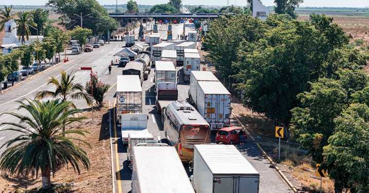 Productores y transportistas acuerdan con Gobernación retirar bloqueos carreteros