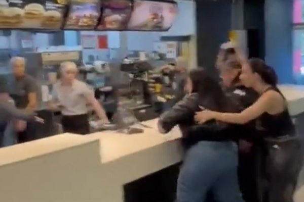 Violencia en un conocido local de comidas rápidas: se enojó con los empleados y empezó a romper todo