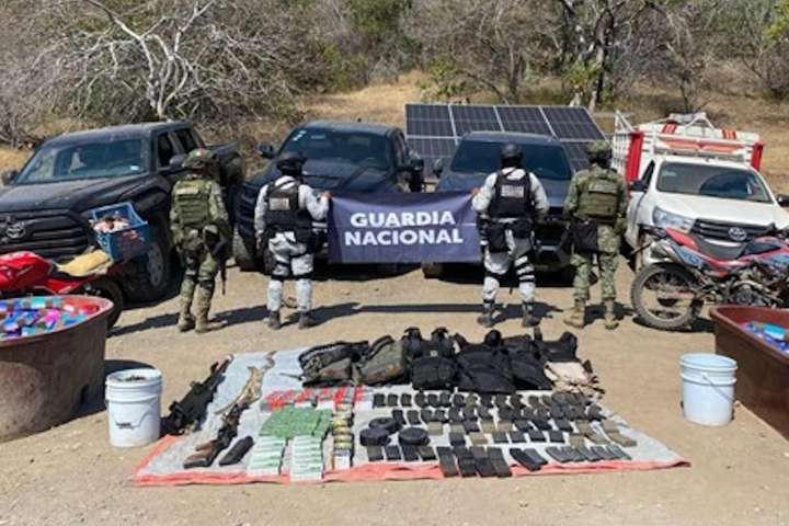 Guardia Nacional y Ejército aseguran arsenal y droga sintética en Huetamo, Michoacán
