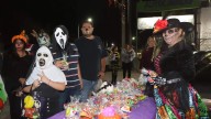 ¡Dulce o truco! Entrega familia cerca de 700 bolsas con dulces por Halloween