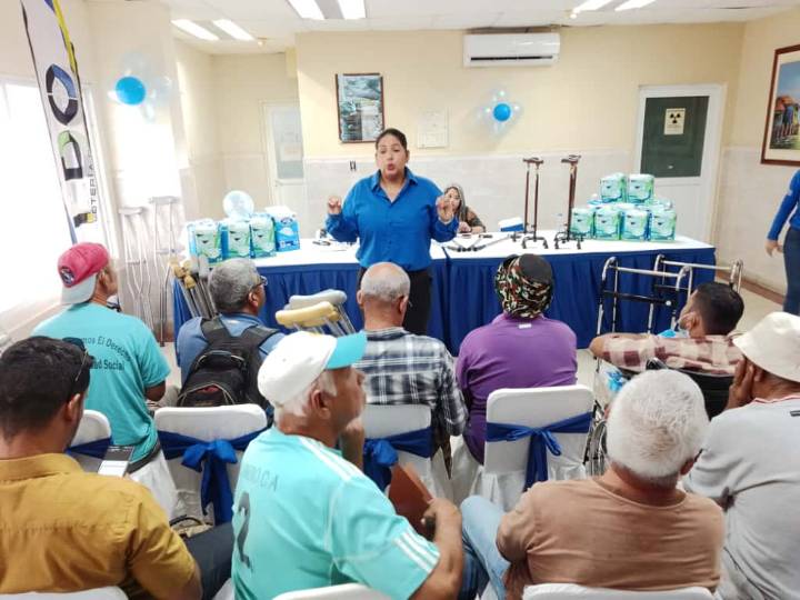 Celebran Día del Hombre con conversatorio sobre la violencia contra la mujer