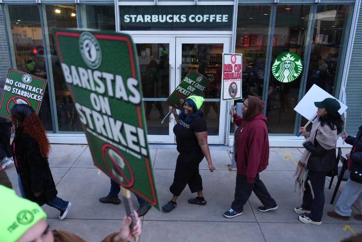Empleados de Starbucks inician una huelga en 65 tiendas de EU en concurrido Día del Vaso Rojo