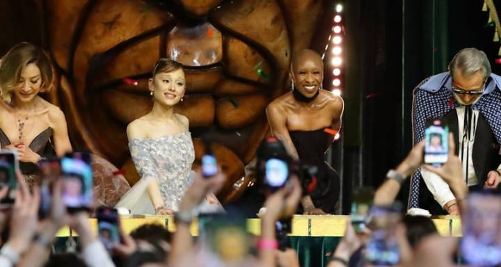 See ‘Wicked’ Singapore Premiere Photos, Where Cynthia Erivo Became Ariana Grande’s Hero! | Ariana Grande, Cynthia Erivo, Jeff Goldblum, Jon M. Chu, Michelle Yeoh, Wicked, Wicked: For Good | Celebrity 