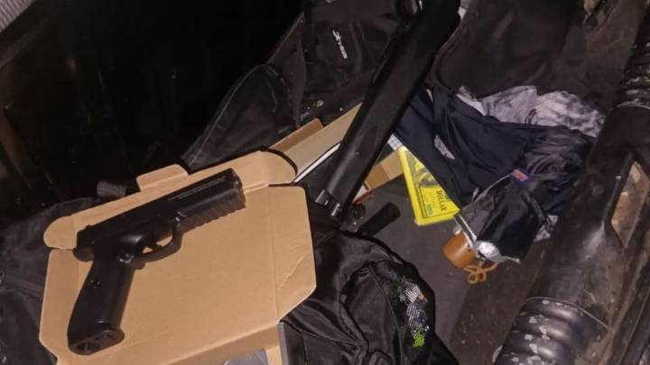 Detienen a dos hombres con pistolas y escopetas en Alto Comedero