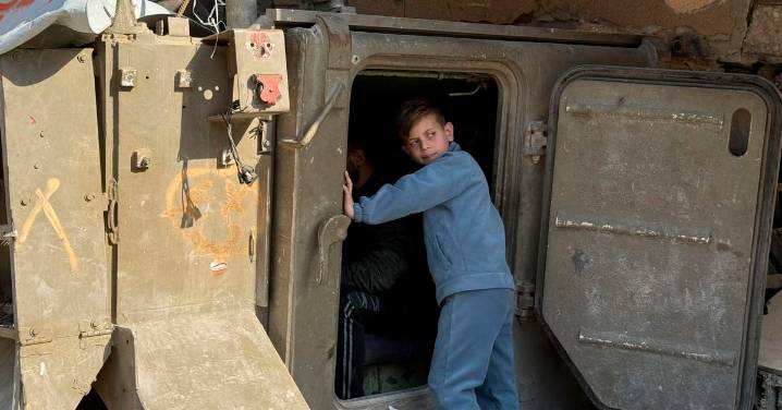 Un tanque israelí abandonado en Gaza sirve ahora de punto de carga de teléfonos móviles