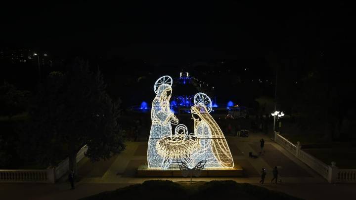 La Navidad también llega al Parque Grande de Zaragoza: así brillan el nuevo Belén gigante o los ángeles luminosos