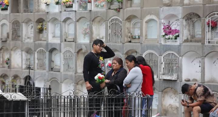 Familias acuden al cementerio El Ángel para honrar a sus seres queridos (GALERÍA)
