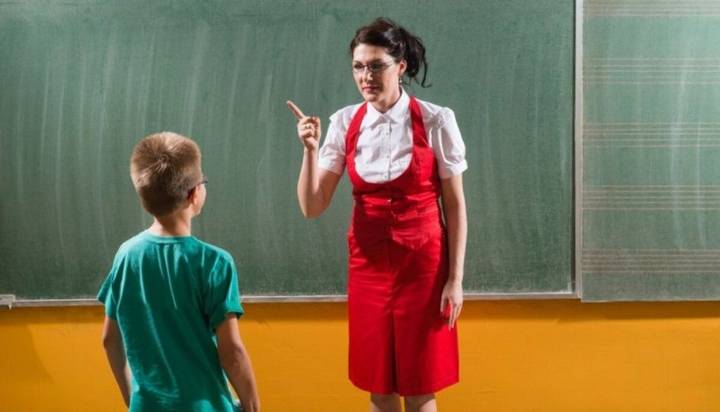 Maestras cuelgan a chamaquito de 4 años como castigo por no hacer su tarea