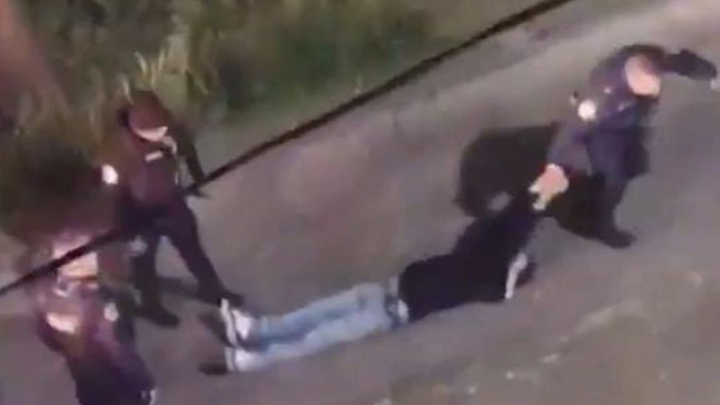 ¡Policías malditos! Matan a joven a golpes y tiran su cuerpo