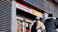 España suma 141.926 empleos en octubre, pero el paro repunta en 22.101 personas